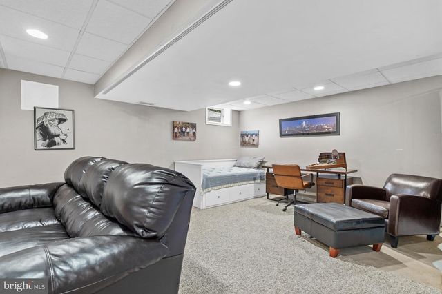 2 SUTTON CT, Newtown, PA 18940
