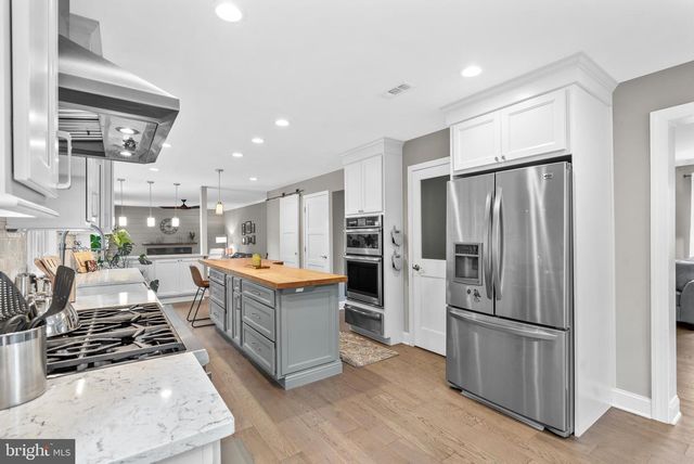2 SUTTON CT, Newtown, PA 18940