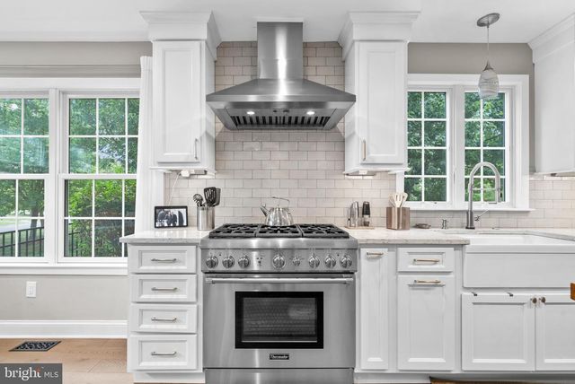 2 SUTTON CT, Newtown, PA 18940