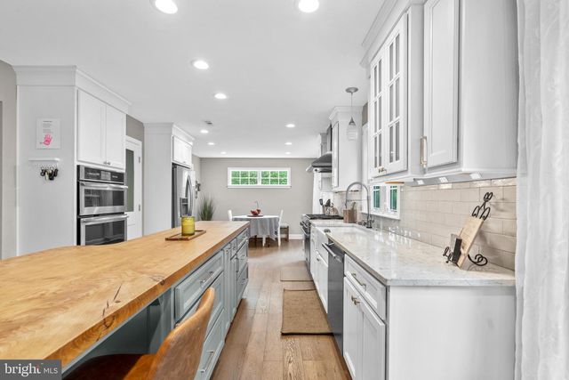 2 SUTTON CT, Newtown, PA 18940