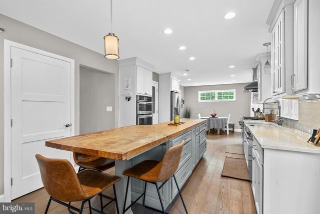 2 SUTTON CT, Newtown, PA 18940