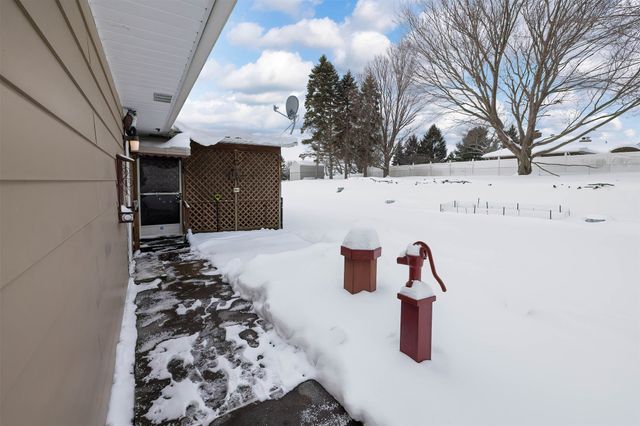 558 YOUNG Road, Erie, PA 16509