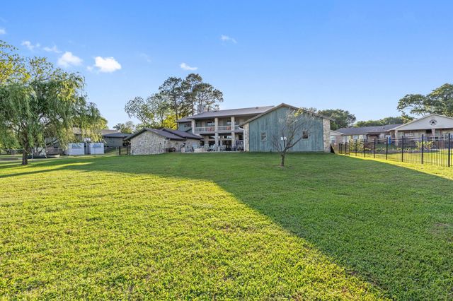 1035 Holiday Circle, Seven Points, TX 75143