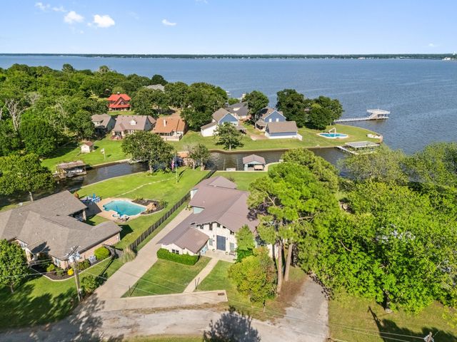 1035 Holiday Circle, Seven Points, TX 75143
