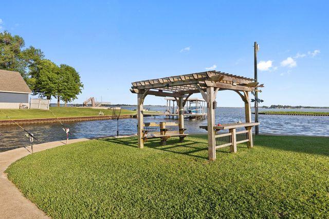 1035 Holiday Circle, Seven Points, TX 75143