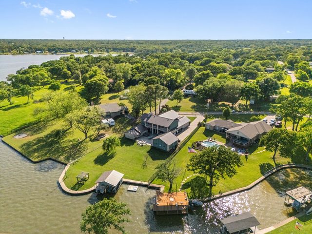 1035 Holiday Circle, Seven Points, TX 75143