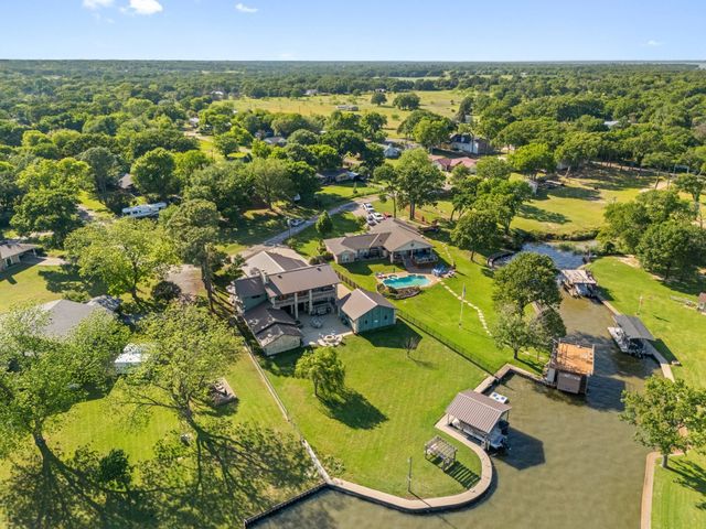1035 Holiday Circle, Seven Points, TX 75143