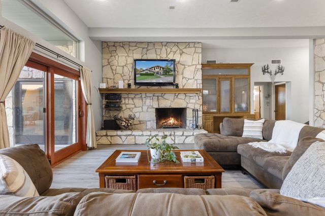 1035 Holiday Circle, Seven Points, TX 75143