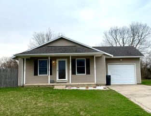 108 W Concord Lane, Bloomingburg, OH 43106
