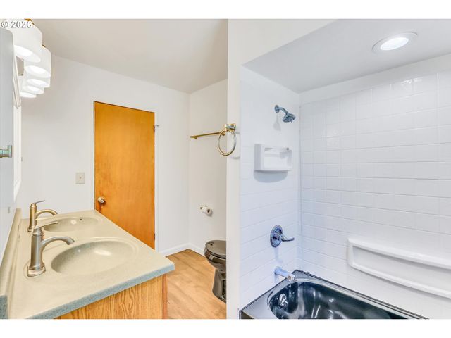 1617 Ne MORGAN St, Portland, OR 97211