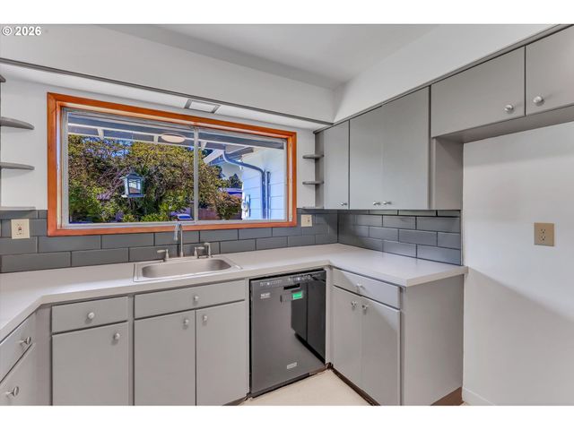 1617 Ne MORGAN St, Portland, OR 97211