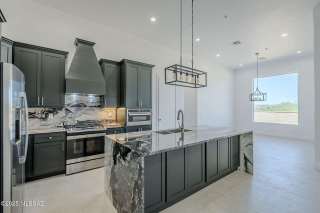 2451 E Old Stone House Trail, Sahuarita, AZ 85629