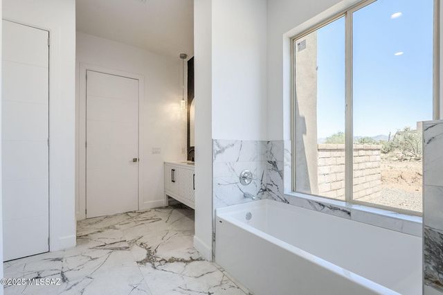 2451 E Old Stone House Trail, Sahuarita, AZ 85629