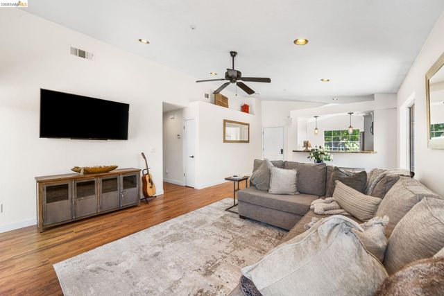 1186 El Rio Ct, Livermore, CA 94551