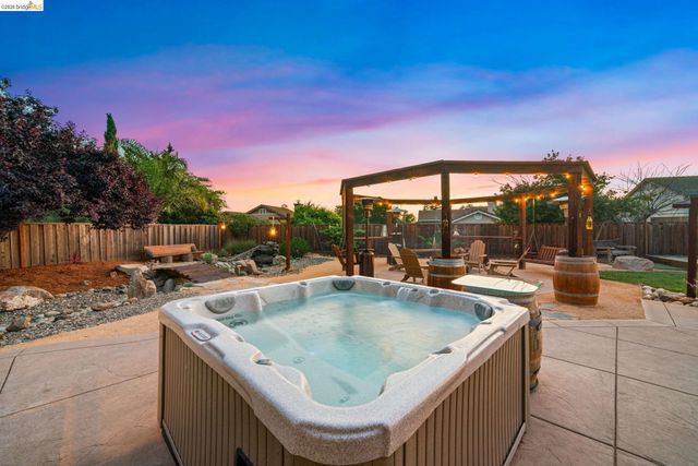 1186 El Rio Ct, Livermore, CA 94551