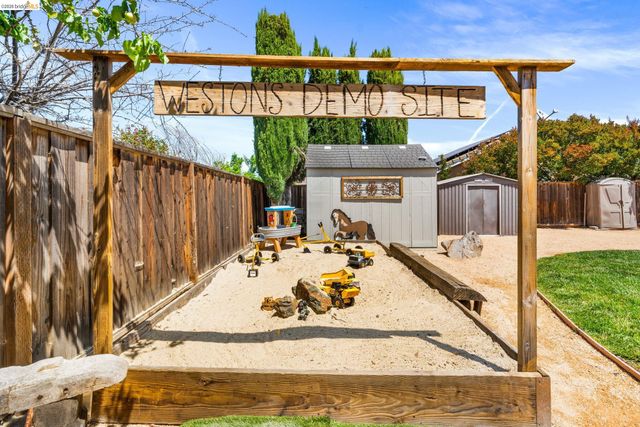 1186 El Rio Ct, Livermore, CA 94551