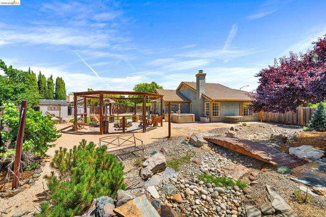 1186 El Rio Ct, Livermore, CA 94551