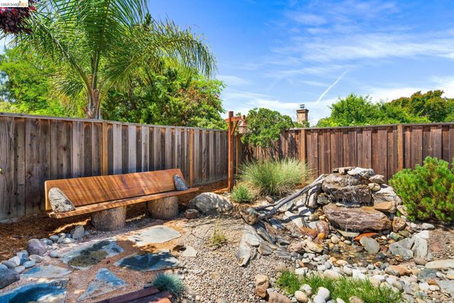 1186 El Rio Ct, Livermore, CA 94551