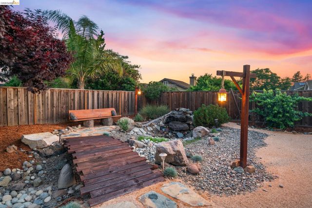 1186 El Rio Ct, Livermore, CA 94551