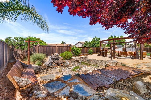 1186 El Rio Ct, Livermore, CA 94551