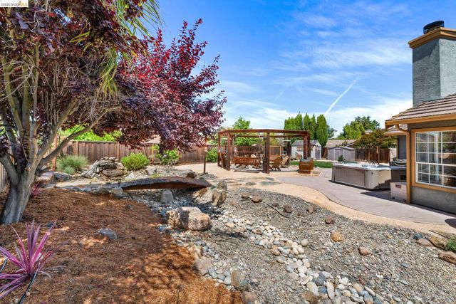 1186 El Rio Ct, Livermore, CA 94551