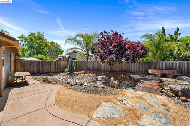 1186 El Rio Ct, Livermore, CA 94551