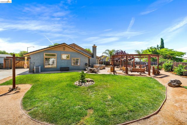 1186 El Rio Ct, Livermore, CA 94551