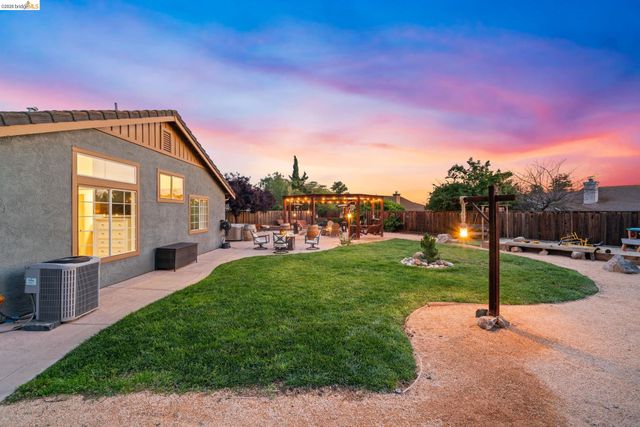 1186 El Rio Ct, Livermore, CA 94551