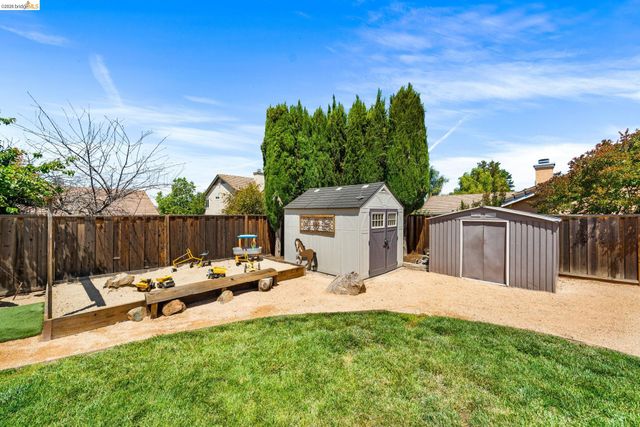 1186 El Rio Ct, Livermore, CA 94551