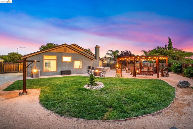 1186 El Rio Ct, Livermore, CA 94551