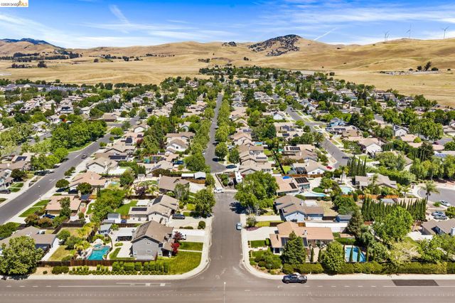 1186 El Rio Ct, Livermore, CA 94551