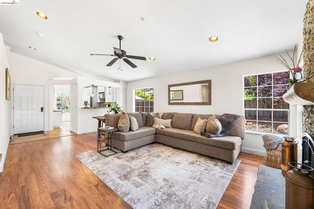1186 El Rio Ct, Livermore, CA 94551