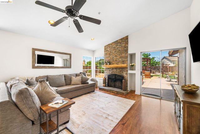 1186 El Rio Ct, Livermore, CA 94551