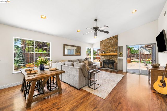 1186 El Rio Ct, Livermore, CA 94551