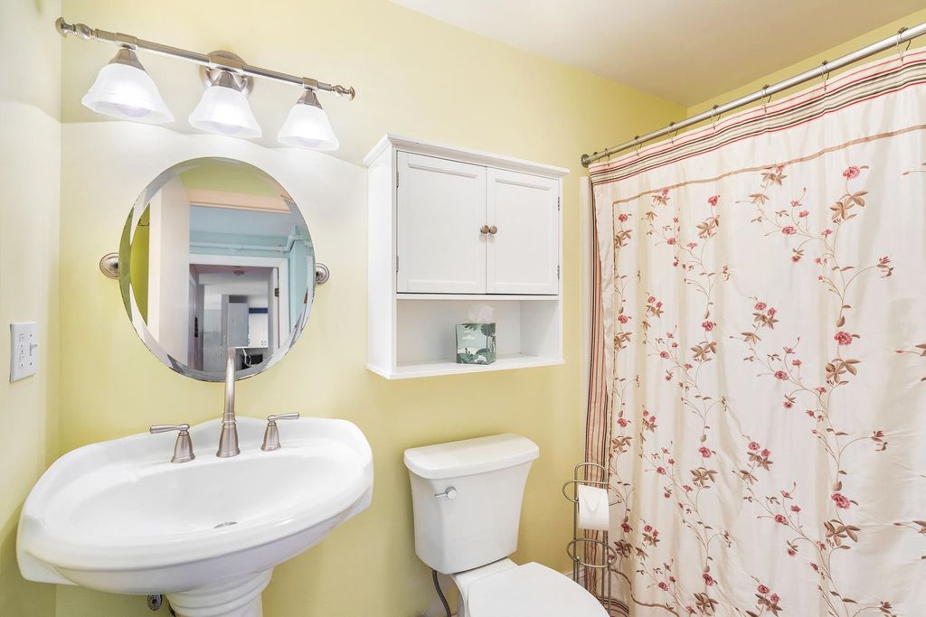 Image 11 of property listing at 567 Ocean Blvd Unit 205, Hampton, NH 03842