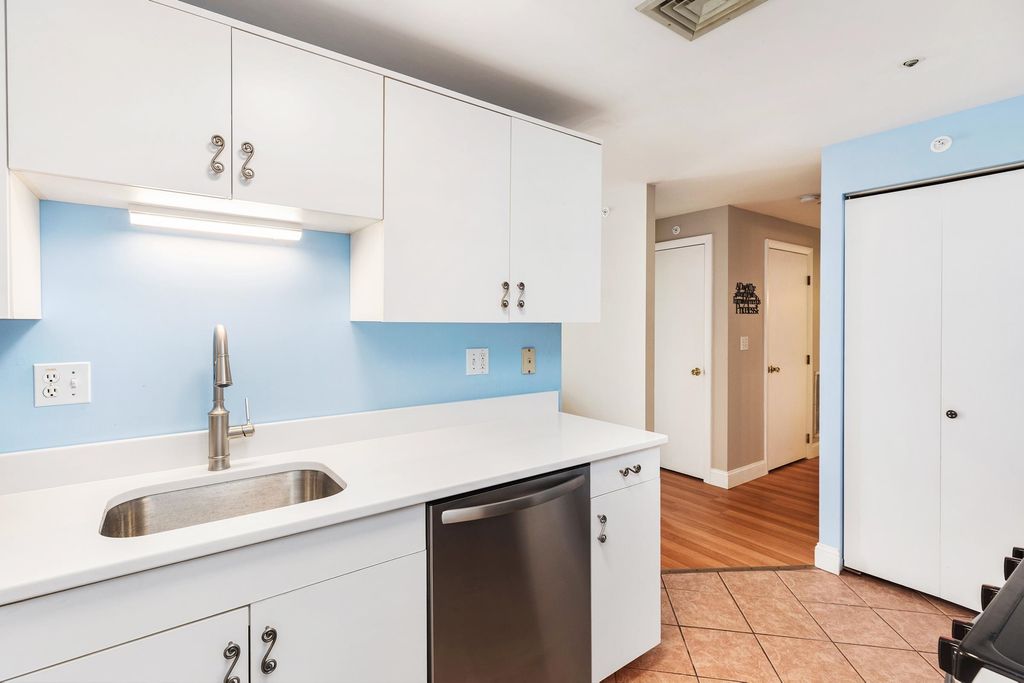 Image 8 of property listing at 567 Ocean Blvd Unit 205, Hampton, NH 03842