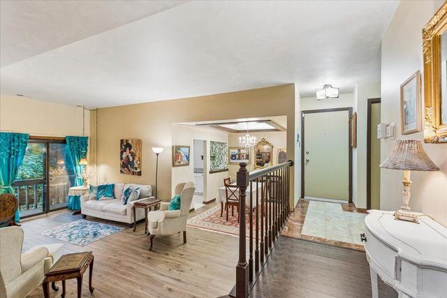 5373 Newport Drive 2-4B, Lisle, IL 60532