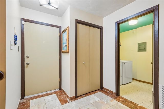 5373 Newport Drive 2-4B, Lisle, IL 60532