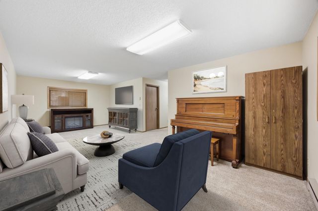 1109 9th Street N, Moorhead, MN 56560