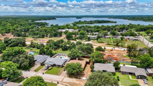 4009 Pueblo Trail, Lake Worth, TX 76135