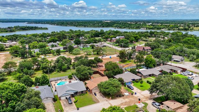 4009 Pueblo Trail, Lake Worth, TX 76135