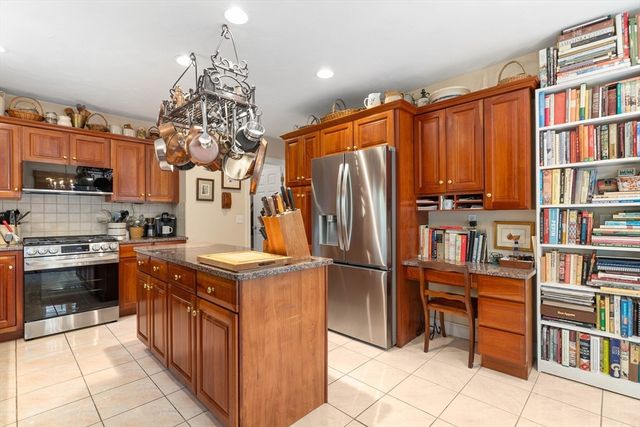 64 Early Red Cir, Plymouth, MA 02360