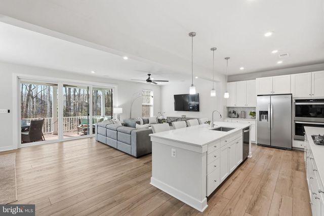 1555 MEADOWLARK GLEN RD, Dumfries, VA 22026