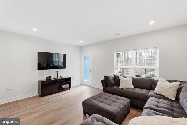 1555 MEADOWLARK GLEN RD, Dumfries, VA 22026