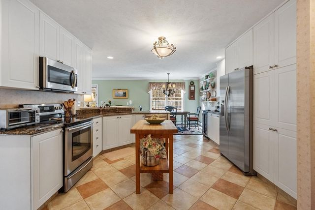 40 Longwood Dr, Lunenburg, MA 01462