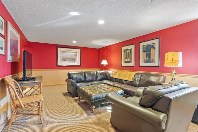40 Longwood Dr, Lunenburg, MA 01462