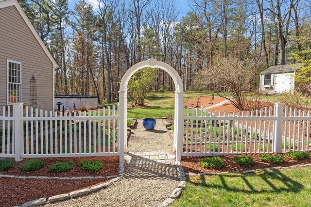 40 Longwood Dr, Lunenburg, MA 01462