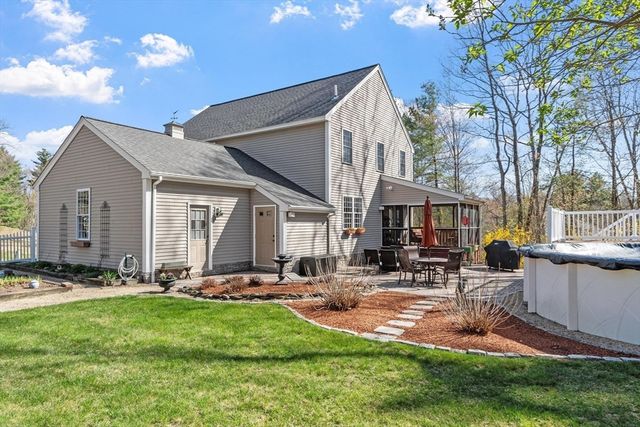 40 Longwood Dr, Lunenburg, MA 01462