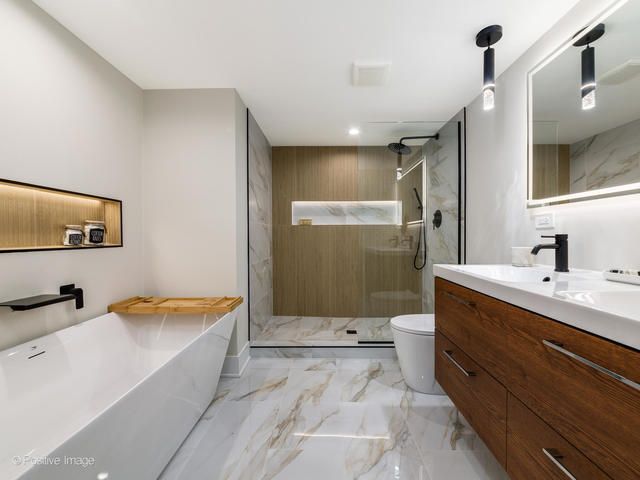 6207 N Hiawatha Avenue, Chicago, IL 60646