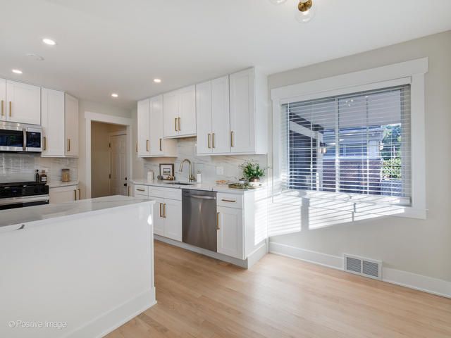 6207 N Hiawatha Avenue, Chicago, IL 60646